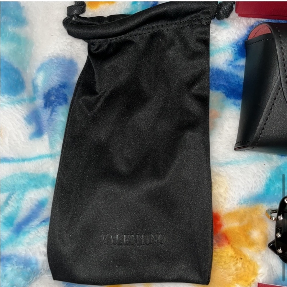 Valentino crossbody bag and sunglasses. - Picture 9 of 10